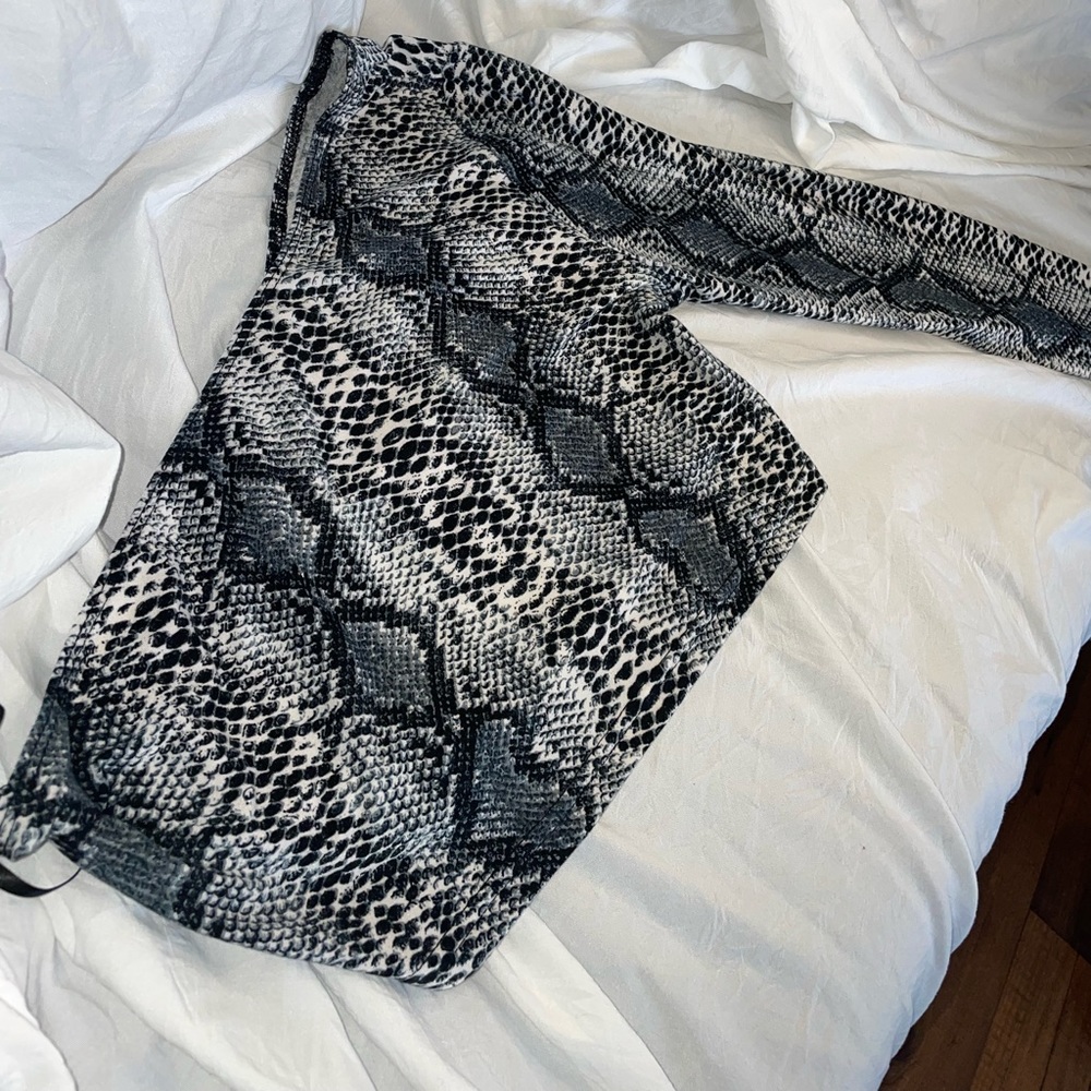 One shoulder Snakeskin print crop top